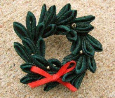 Weihnachtskranz im Kanzashi-Stil auf einem Baum