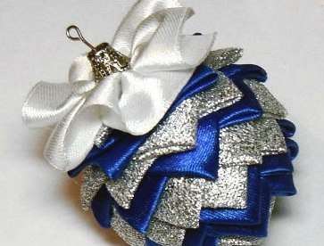 Kanzashi-Kegel am Weihnachtsbaum
