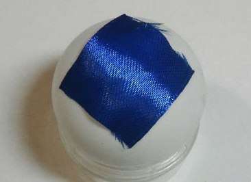 Wir beginnen damit, dass wir ein blaues Quadrat auf einen Tennisball kleben