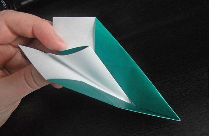 Origami-Flugzeug: 5 Stufen des Faltens
