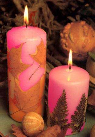 Stejným způsobem můžete ozdobit velké svíčky. Listy byste měli přilepit na svíčku nebo je k ní jen přivázat.