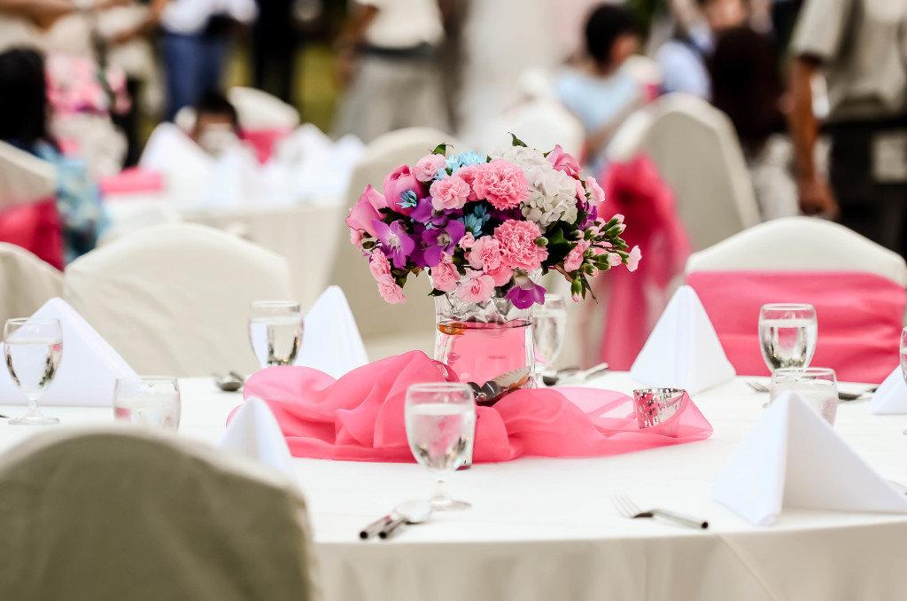 עיטור של שולחן החתונה עם פרחים