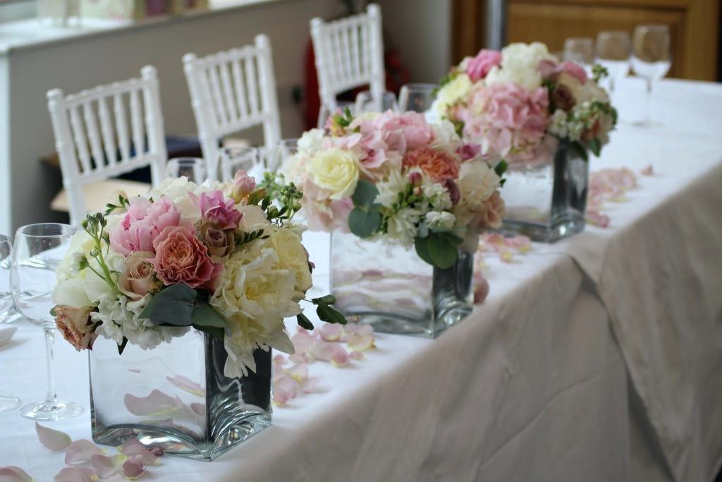 עיטור של שולחן החתונה עם פרחים