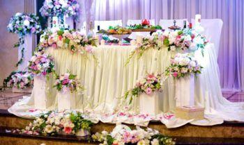 סידורי פרחים לחתונה על השולחן