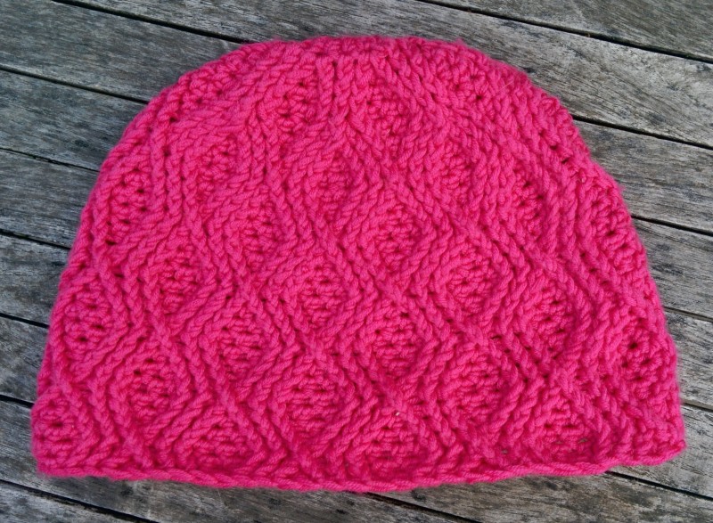 Dichte Häkel- oder Strickmuster mit Diagrammen und Beschreibungen