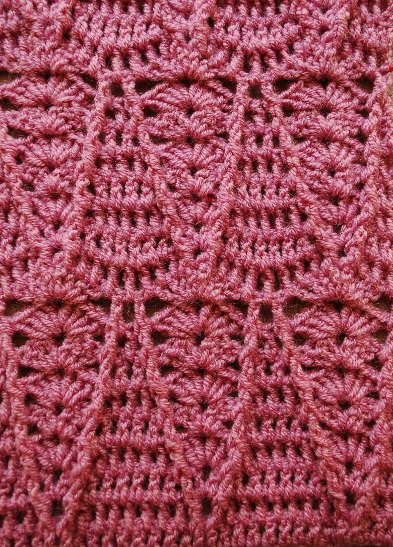 Dichte Häkel- oder Strickmuster mit Diagrammen und Beschreibungen