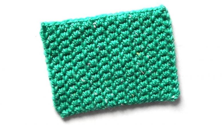 Dichte Häkel- oder Strickmuster mit Diagrammen und Beschreibungen