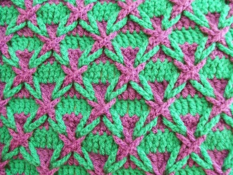Dichte Häkel- oder Strickmuster mit Diagrammen und Beschreibungen