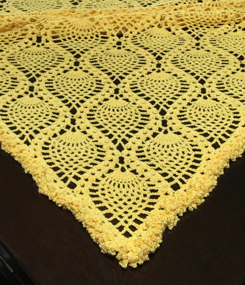 Dichte Häkel- oder Strickmuster mit Diagrammen und Beschreibungen