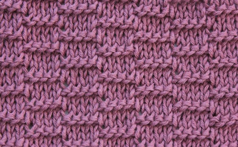 Dichte Häkel- oder Strickmuster mit Diagrammen und Beschreibungen
