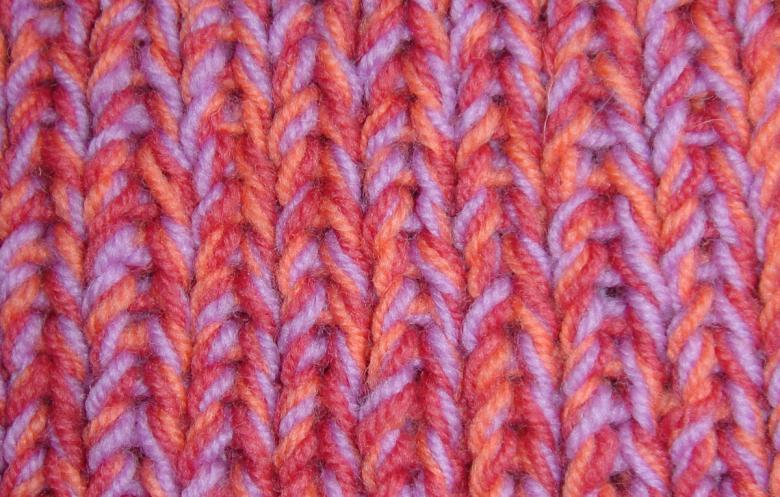 Dichte Häkel- oder Strickmuster mit Diagrammen und Beschreibungen