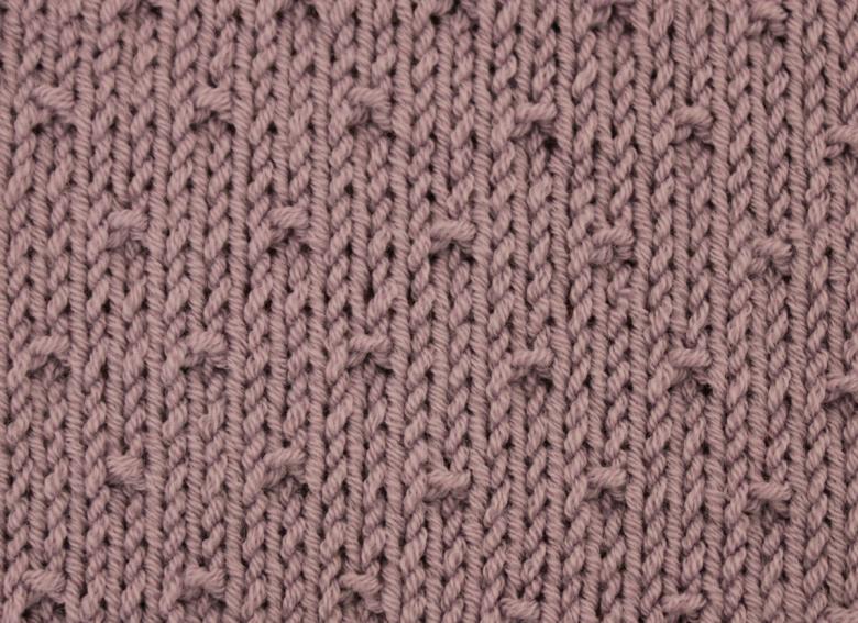 Dichte Häkel- oder Strickmuster mit Diagrammen und Beschreibungen