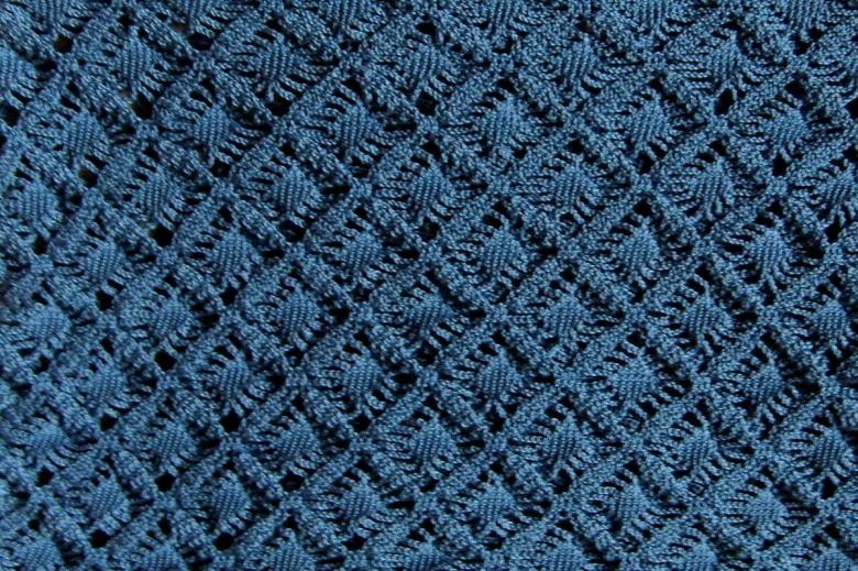 Dichte Häkel- oder Strickmuster mit Diagrammen und Beschreibungen
