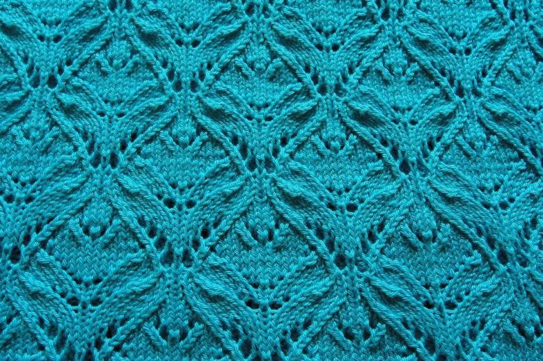 Dichte Häkel- oder Strickmuster mit Diagrammen und Beschreibungen