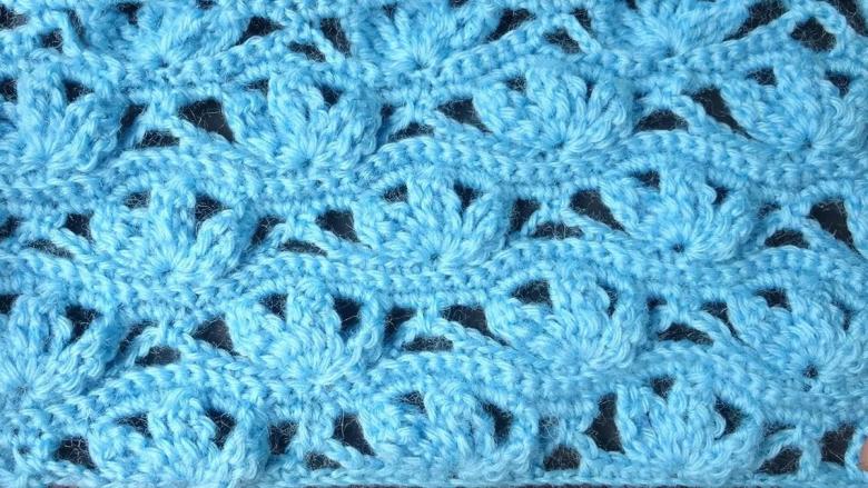 Dichte Häkel- oder Strickmuster mit Diagrammen und Beschreibungen