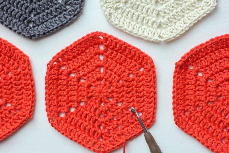 Dichte Häkel- oder Strickmuster mit Diagrammen und Beschreibungen