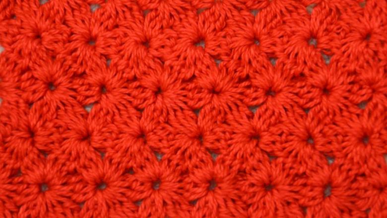 Dichte Häkel- oder Strickmuster mit Diagrammen und Beschreibungen