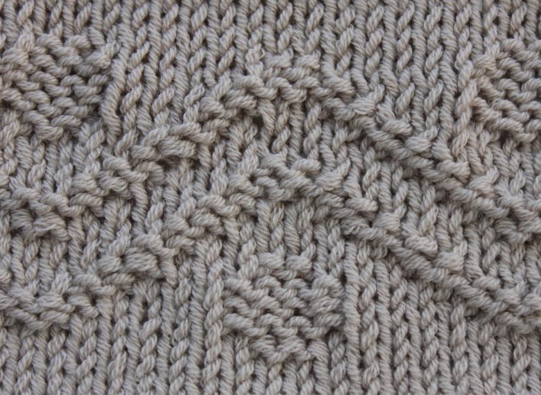 Dichte Häkel- oder Strickmuster mit Diagrammen und Beschreibungen