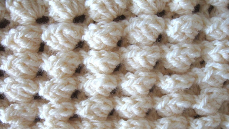 Dichte Häkel- oder Strickmuster mit Diagrammen und Beschreibungen