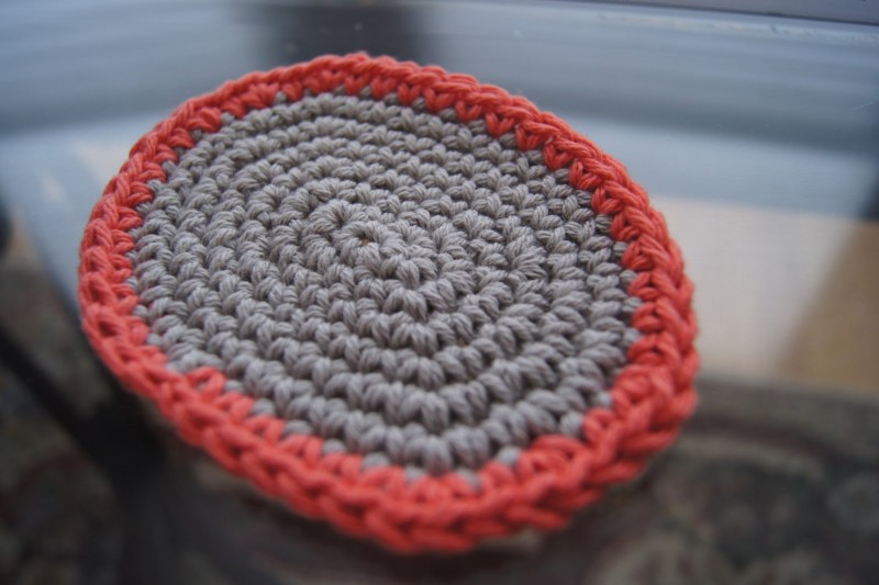 Dichte Häkel- oder Strickmuster mit Diagrammen und Beschreibungen