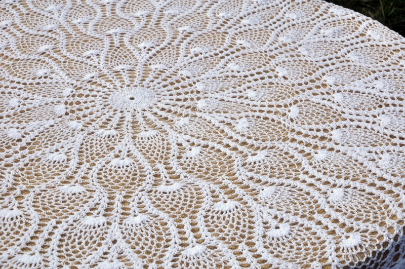 Dichte Häkel- oder Strickmuster mit Diagrammen und Beschreibungen
