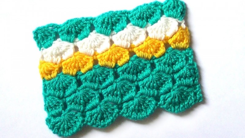 Dichte Häkel- oder Strickmuster mit Diagrammen und Beschreibungen