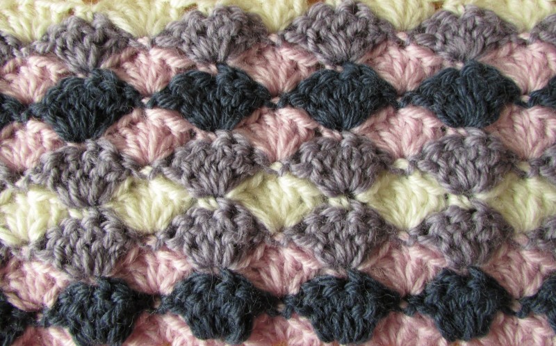 Dichte Häkel- oder Strickmuster mit Diagrammen und Beschreibungen