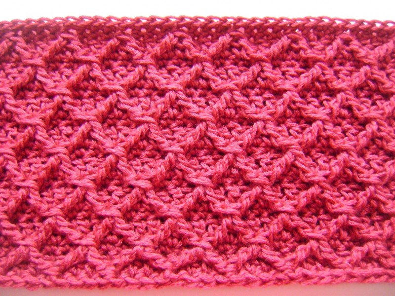Dichte Häkel- oder Strickmuster mit Diagrammen und Beschreibungen
