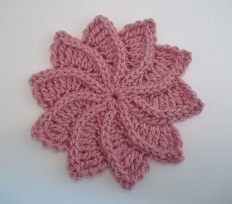 Dichte Häkel- oder Strickmuster mit Diagrammen und Beschreibungen