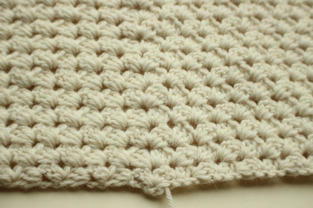 Dichte Häkel- oder Strickmuster mit Diagrammen und Beschreibungen