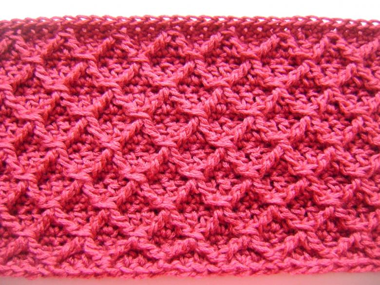 Dichte Häkel- oder Strickmuster mit Diagrammen und Beschreibungen