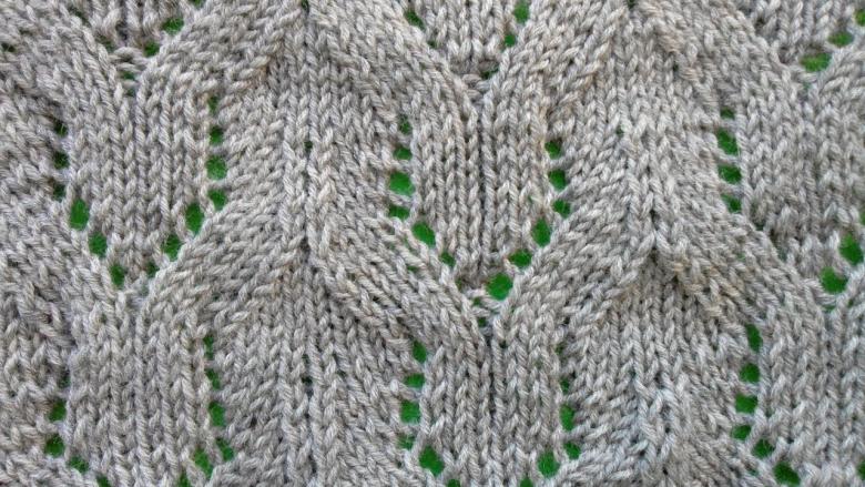 Dichte Häkel- oder Strickmuster mit Diagrammen und Beschreibungen