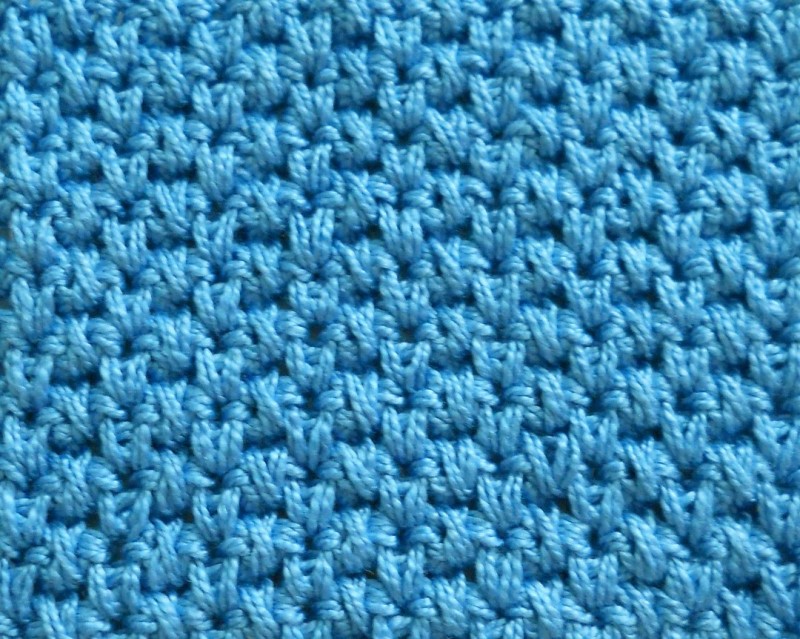 Dichte Häkel- oder Strickmuster mit Diagrammen und Beschreibungen