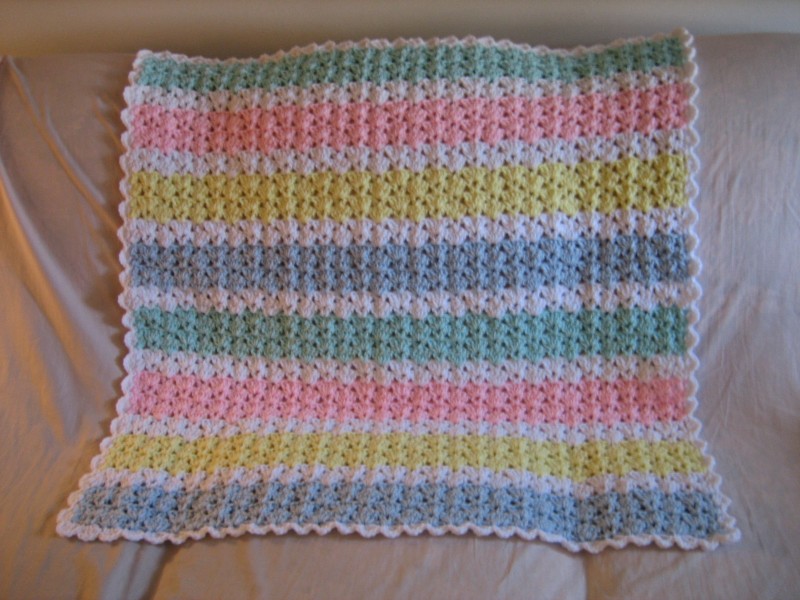 Dichte Häkel- oder Strickmuster mit Diagrammen und Beschreibungen