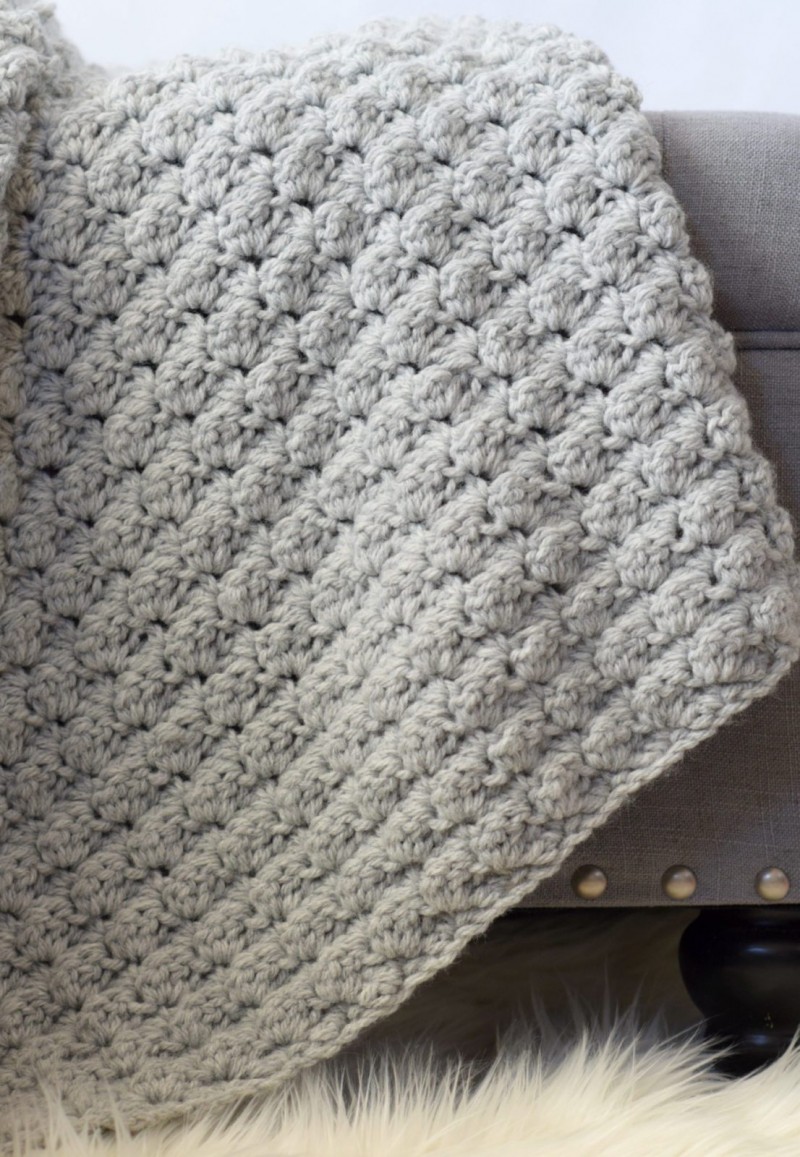Dichte Häkel- oder Strickmuster mit Diagrammen und Beschreibungen