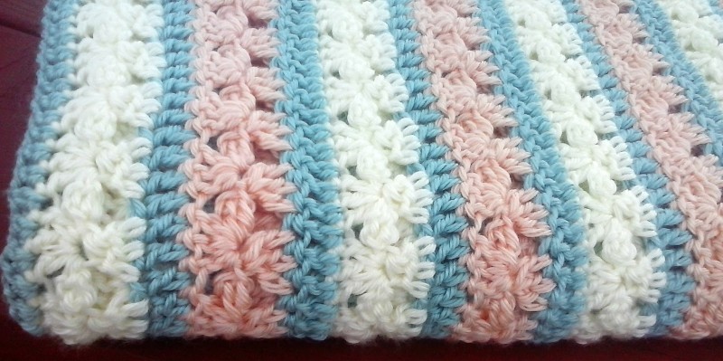 Dichte Häkel- oder Strickmuster mit Diagrammen und Beschreibungen