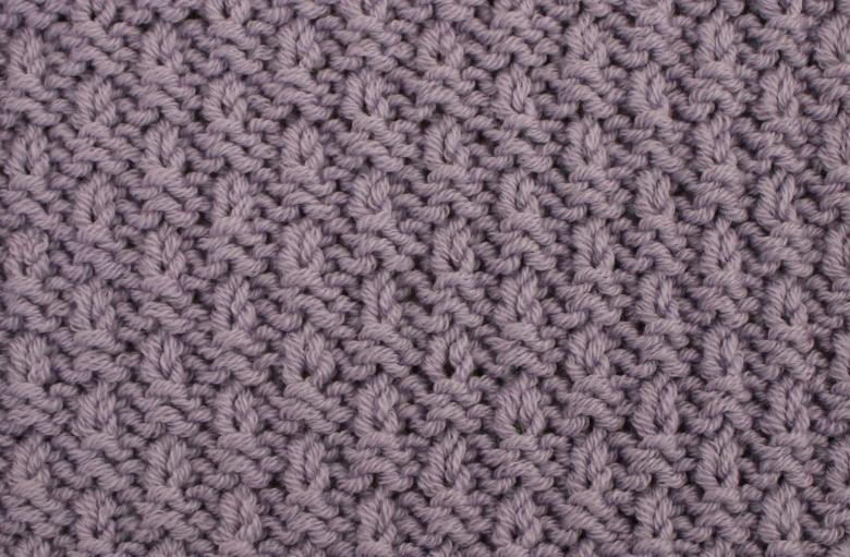 Dichte Häkel- oder Strickmuster mit Diagrammen und Beschreibungen