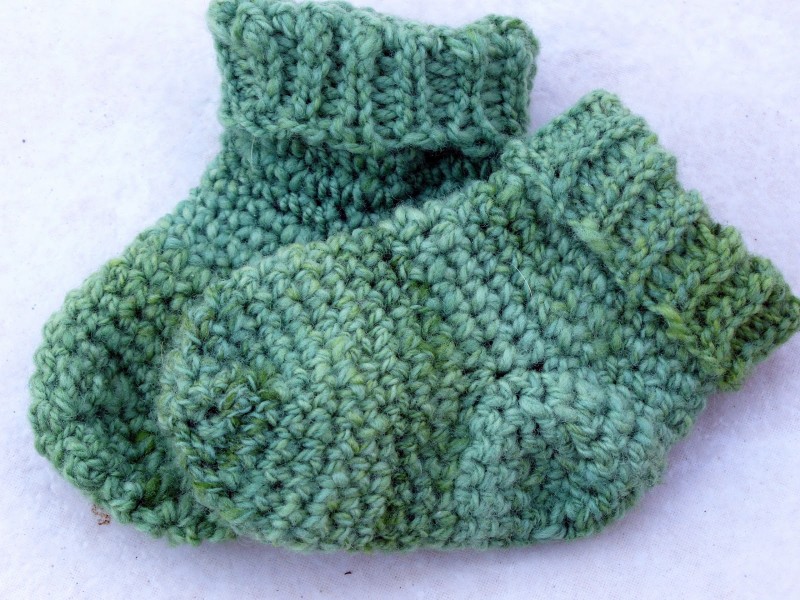 Dichte Häkel- oder Strickmuster mit Diagrammen und Beschreibungen