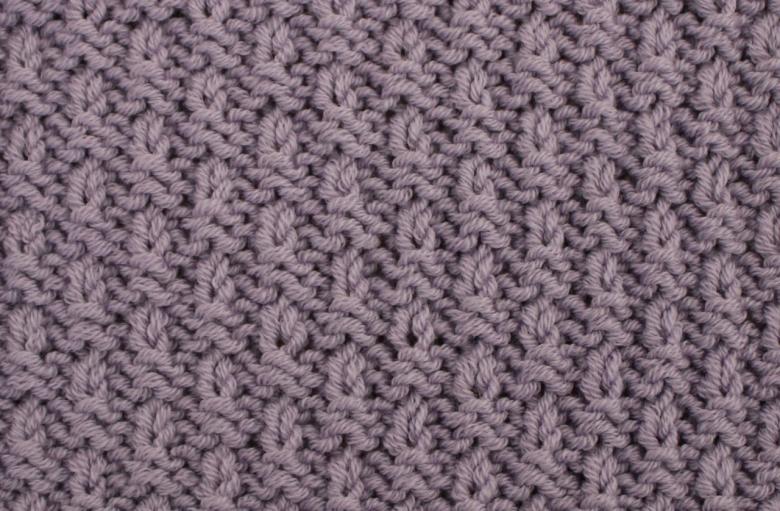 Dichte Häkel- oder Strickmuster mit Diagrammen und Beschreibungen