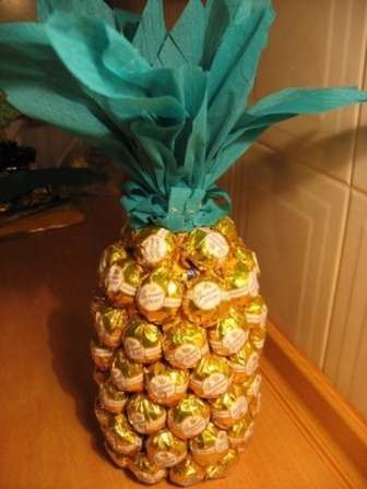 Zdobení dárkové láhve šampaňského ve formě ananasu