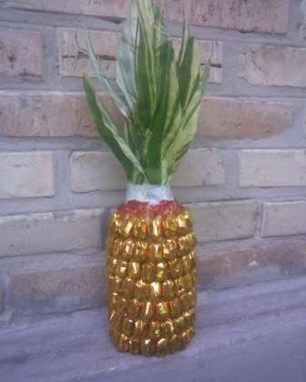 Zdobení dárkové láhve šampaňského ve formě ananasu