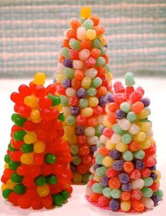 Gumový stromeček určitě ozdobí novoroční stůl, přinese dětem spoustu potěšení a ... sladkostí
