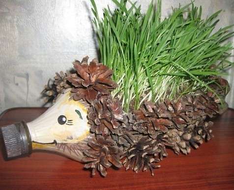 Výsledný květináč naplňte zeminou a vysaďte do něj trávu pro zvířata, která ideálně napodobuje trny ježka