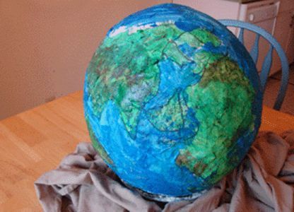 Valmista maapallo maantieteen oppitunnille, papier mache.