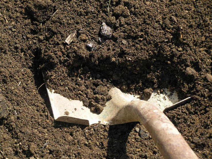 Kaivaminen on myös tarpeen, jotta maaperään lisätään erilaisia ​​sidoksia.