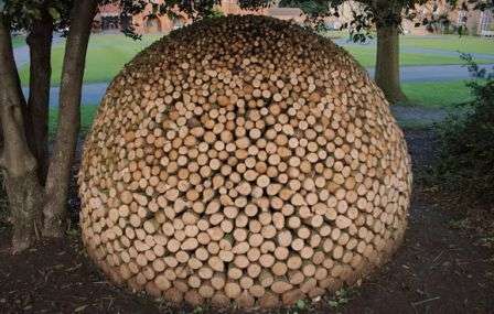 Für einen runden Holzstapel wird kein Rahmen benötigt
