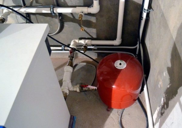 Membrantank (Ausdehnungsgefäß), angeschlossen an einen Festbrennstoffkessel