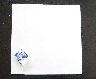 Ota valkoinen neliömäinen paperi- tai pahviarkki, jonka sivu on 20 cm, ja piirrä siihen ensin sydämen muoto ja aloita sen täyttäminen.