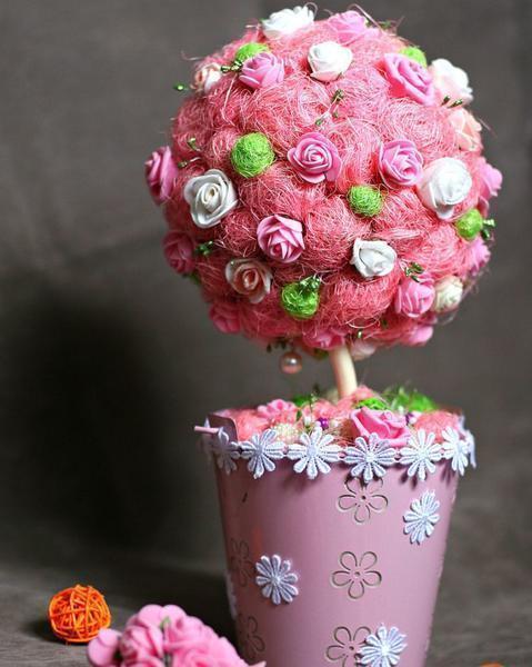 Du kan dekorere den luftige topiaren med nesten alle gjenstander, inkludert blomster, frukt og andre dekorasjoner.