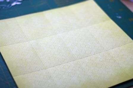 הכינו דף נייר עבה שברצונכם לקפל כך שתקבלו 12 ריבועים זהים בעת הפריסה.